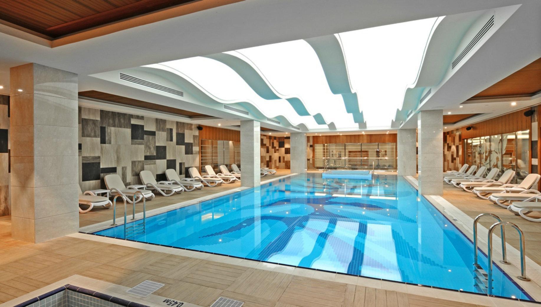 Crowne Plaza Bursa Convention Center & Thermal Spa By Ihg Bagian luar foto The swimming pool at the hotel
