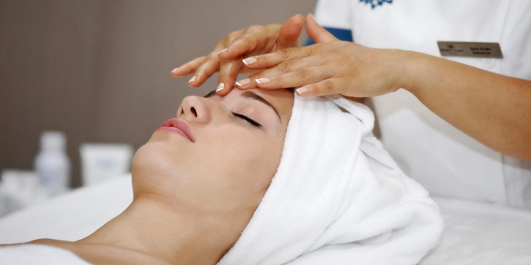 Crowne Plaza Bursa Convention Center & Thermal Spa By Ihg Bagian luar foto A woman receiving a facial
